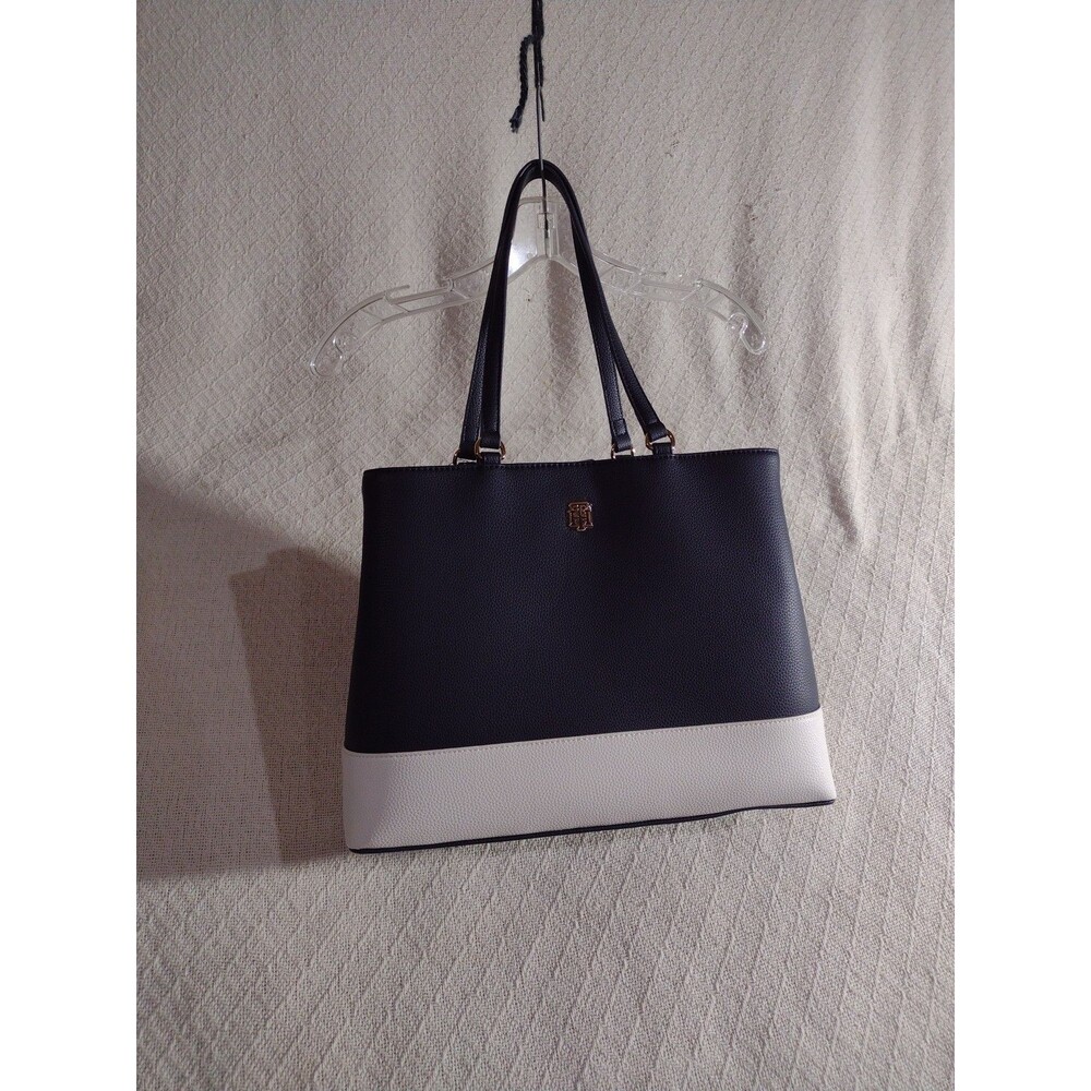 Tommy Hilfiger / Large Signature Navy Blue Purse/ Zipper And Magnetic Closures